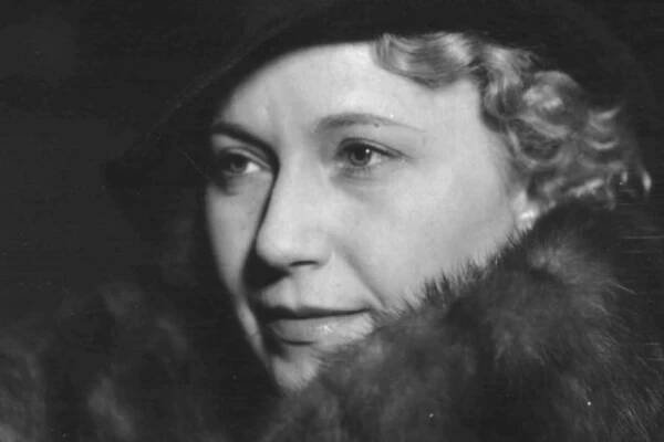 Olga Scheinpflugová hrála desítky postav a tisíce představení. Psala divadelní hry,  scénáře,  romány a básnické sbírky. Pro veřejnost byla ale pořád „ta roztomilá blondýnka od Čapka“. Přežila ho o 30 let | foto: Archivní a programové fondy Českého rozhlasu