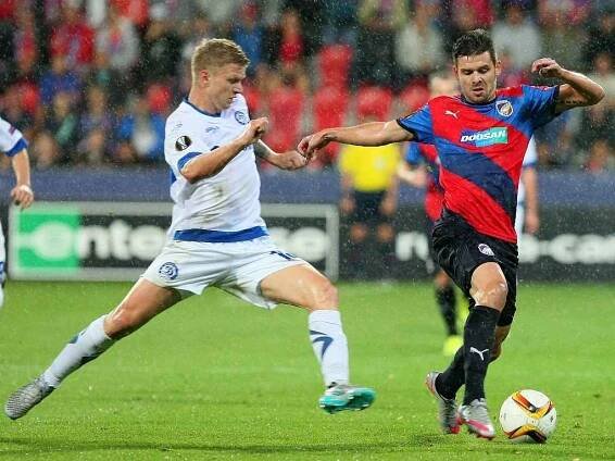 Plzeň - Dinamo Minsk: Michal Ďuriš se snaží o únik
