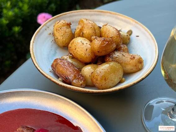 Pěkný pohled je na restauraci s terasou, která je trvale umístěna v zahradách muzea Carnavalet. - Sortiraparis.com