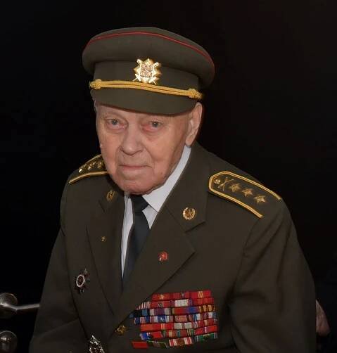 V parádní uniformě, sektem: Veterán Jan Ihnatík slavil v Ostravě 103. narozeniny