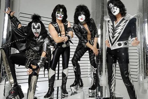 PRVNÍ DOJEM: Kiss předvedli tradiční rockovou show