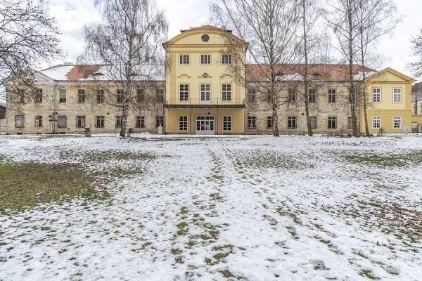 143. Zámek Vrbičany – Toulavá kamera – Cesty a památky