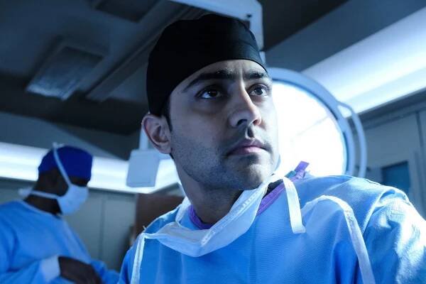 Doktoři - Chyba operatéra - Z filmu - Manish Dayal