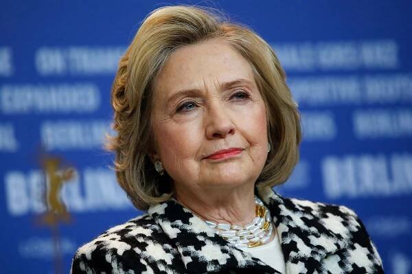Hillary Clintonová reaguje na obvinění ze špehování Trumpovy kampaně