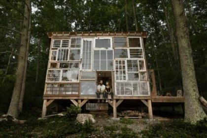 Vzali okenní rámy, které byly na vyhození, pár trámů dřeva a postavili dokonalé bydlení, které jim závidí i milionáři