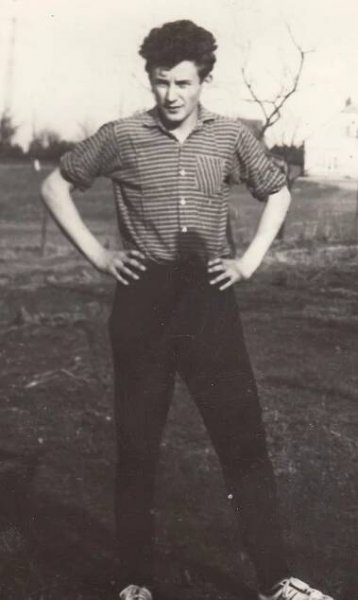 Oldřich Kašpar na zahradě rodinného domu v polovině 60. let 20. století