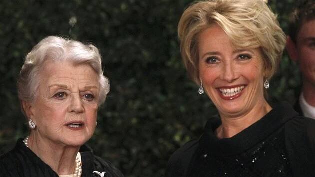 Mimořádného Oscara za celoživotní kariéru dostala britská herečka Angela Lansbury, známá jako spisovatelka detektivek z televizního seriálu To je vražda, napsala. Cenu jí předávala britská kolegyně Emma Thompsonová (vpravo).