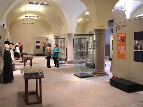 Výstava Dýmky a Svět na zámku Třebíč – Kudy z nudy 