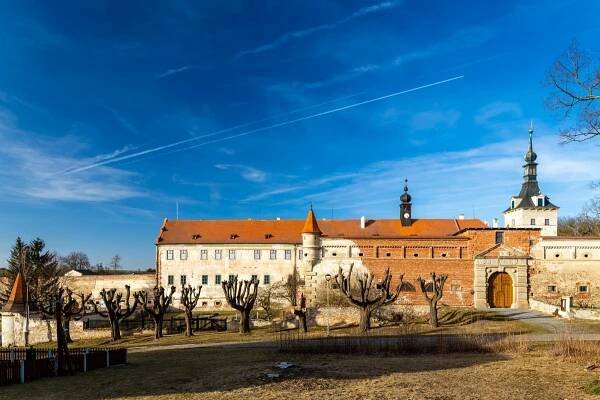 Zámek Uherčice | TuristickaMapa.cz