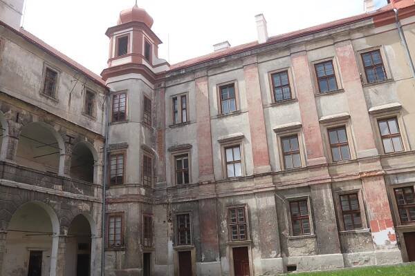 OBRAZEM: Bělá pod Bezdězem má krásný zámek. Za jeho zdmi sídlí muzeum