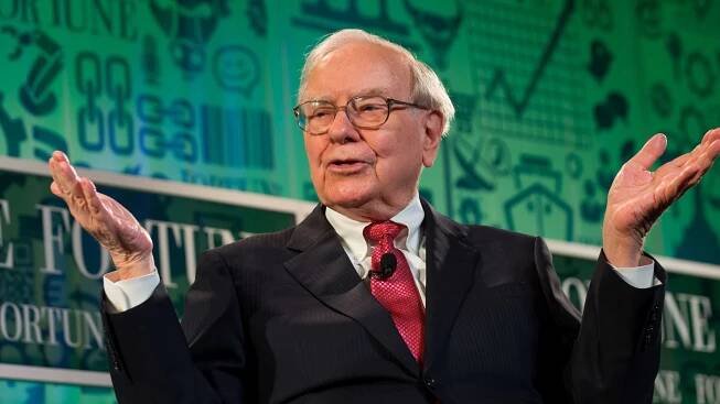 Už i Warren Buffett podlehl. Legendární investor po dlouhých letech vyměnil své staré véčko za iPhone