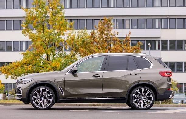 Automobilové all-inclusive: Nové BMW X5 xDrive45e nabízí přes osmdesát kilometrů elektrického dojezdu a skoro čtyři stovky koní v jednom balení
