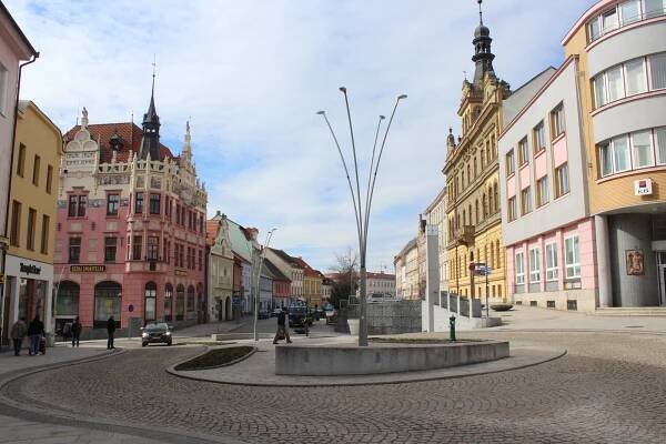 Rekonstrukce centra Strakonic startuje. Proměna náměstí potrvá přes rok