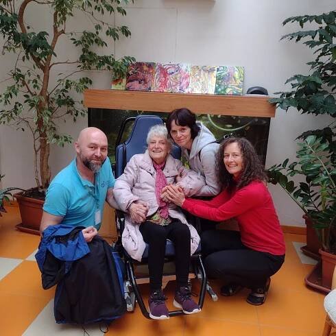 Sanitka přání dopravila paní Boženu do Hospicu sv. Jana N. Neumanna