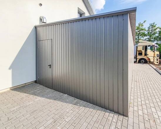 Plechova garáž 4,5x9m - výklopná vrata - dveře - hliník střecha bočni spád Délka 9 m