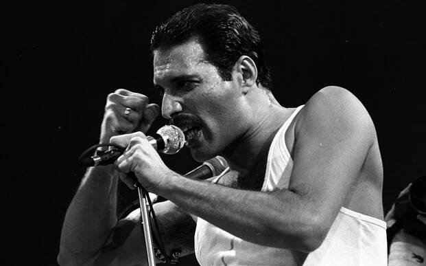 Utajovaná dcera Freddieho Mercuryho: Popisuje svůj blízký vztah se zpěvákem a vysvětluje, proč o svém původu mlčela. „Nechtěla jsem se o tátu dělit s celým světem,“ říká