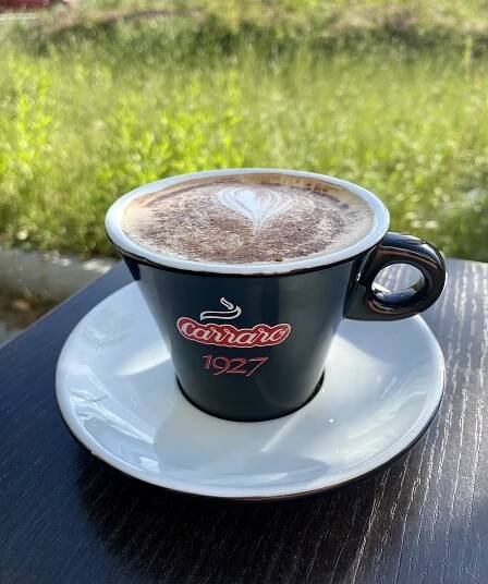 2 nápoje dle vašeho výběru z nabídky: skořicové cappuccino, studené frappe nebo limonáda