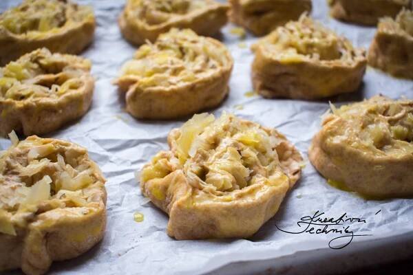 Šneci z listového těsta. Šneci. Šneci recept. Slaní šneci z listového těsta. Šneci z kynutého těsta. Zapečení šneci. Šneci z listového těsta recept Slaný šneci. Slané pečivo šneci. Kynutí šneci. Sýroví šneci. Česnekoví šneci z kynutého těsta. Šneci se zelím. Zelňáky. Zelňáky recept. Jihočeské zelňáky. Zelňák. Zelňáky z kvašeného zelí. Zelňáky na plech. Babiččiny recepty zelňáky. Zelňáky se škvarkama. Zelňáky na plech. Zelený šnek. Zelné šneky. Šnek. Šneky z listového těsta. Zelí. Recepty ze zelí. Kysané zelí. Zelí recept. Kyselé zelí recept. Kysané zelí recept. Kysané zelí. Slané pečivo. Pečivo. Domácí pečivo. Celozrnné pečivo. Slané pečivo recepty. Špaldová mouka. Špalda. Pšenice špalda. Špaldová mouka recepty. Špaldové housky. Pečivo ze špaldové mouky. Domácí pečivo ze špaldové mouky. Špaldové pečivo. Domácí pečení. Recept. Recepty. Domácí recepty. Šneci se zelím. Zelný šnek.  Bezmasá jídla. Bezmasá jídla recepty. Bezmasé recepty.