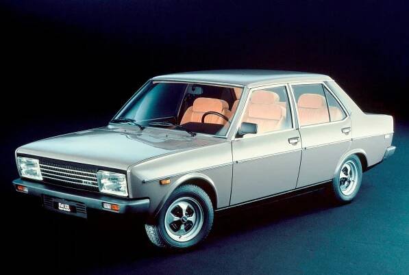 Tuzexová limuzína řezníků a zelinářů. Za jeden Fiat 131 Mirafiori byly tři Trabanty