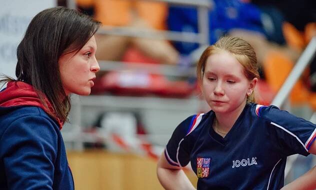 Dana Čechová v Hodoníně koučuje kadetky a učí se | Česká asociace stolního tenisu