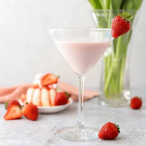 Strawberry Shortcake Martini, Vodka cake recipe, Baileys strawberries and cream recipe, mothers day cocktail, Valentines day cocktail, pink martini, pink cocktail,