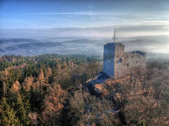 Hrad Radyně si prý nechal postavit Radouš. Bájná postava s oslíma ušima, kančími zuby a kozí bradkou | Střední Čechy