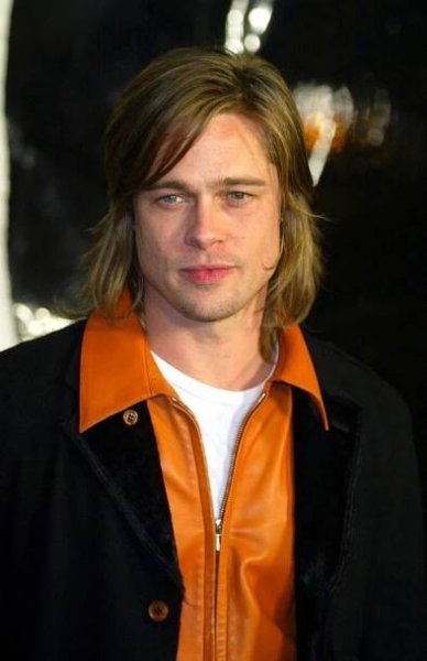 2002 - Tento rok byl pro Brada Pitta účesově výjimečný. V tomto sestřihu s retro patkou by hollywoodského lamače srdcí poznal málokdo.