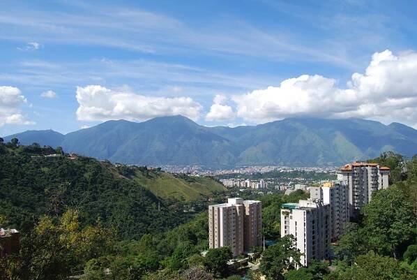 Prolínání přírody a města Caracas | humberto2806/123RF.com