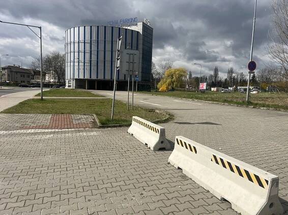 Parkovací dům u vlakového nádraží ve Svinově chátrá. Je na prodej
