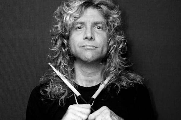 S GUNS N´ ROSES si zabubnoval i původní bicmen Steven Adler | Spark Rock Magazine