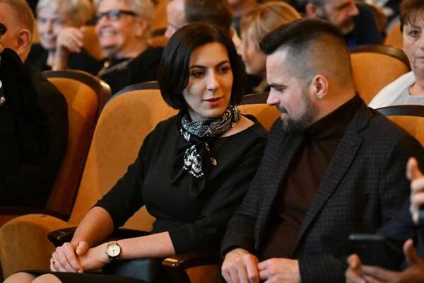 FOTO: S manželem se poznala již za studií. – stránka 345