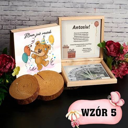 KRABIČKA NA PENÍZE DÁREK NA KAŽDODENNÍ PAMÁTKU K PRVNÍM NAROZENINÁM JMÉNO Stav balení originální