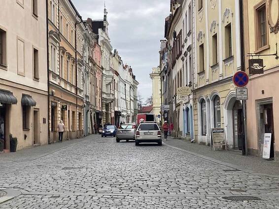 Tradiční předzahrádky, které vyrostou před kavárnami a restauracemi okolo celého náměstí, se letos nově objeví také v Pernštýnské ulici.