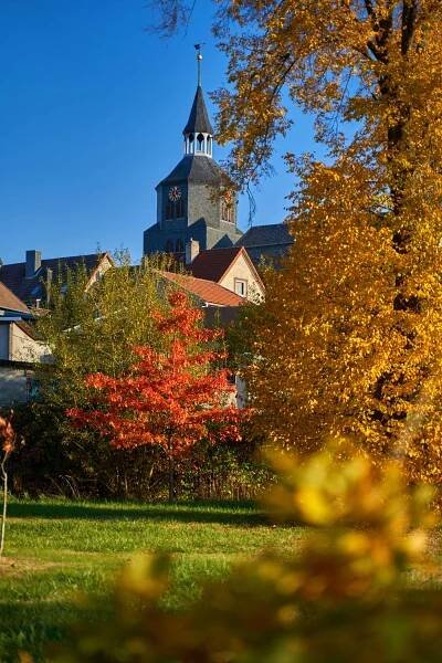 Herbstlicher Blick auf die Kirche in Benneckenstein
