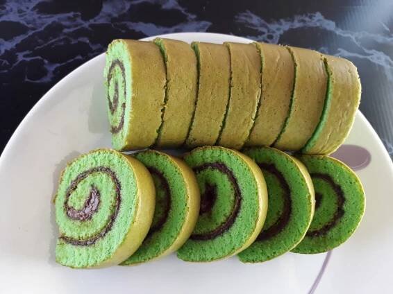Cocoa Pandan Cake Roll - Squeenpy Red Velvet Cakes