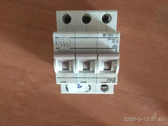 3F jistič 32A - Stavebniny