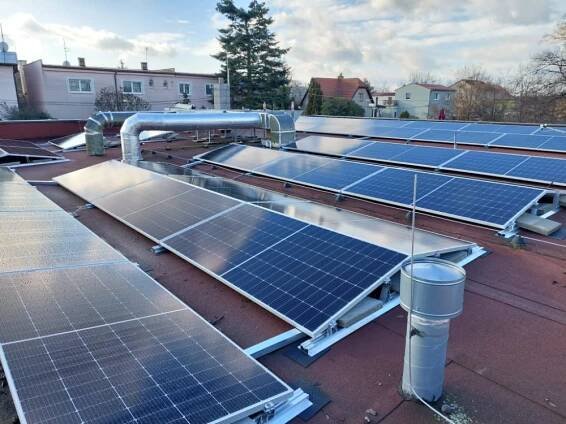 Jak ušetřit na energiích v domácnostech a firmách díky bezpečné fotovoltaické elektrárně? Zeptali jsme se přímo u specialistů