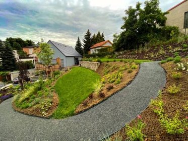 Realizace zahrady ve svahu Kosoř - Realizace zahrady