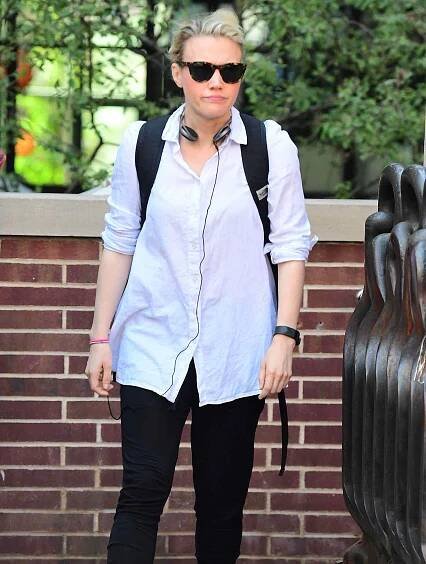 EXCLUSIVE: Kate Mckinnon Enjoys the Day Off from Promoting New Movie, Rough Night, as she Listens to Tunes in Soho