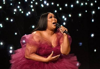 Lizzo Honours Tina Turner With Proud Mary Cover on Tour