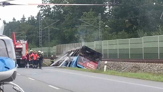 Požár zachvátil autobus u Plané nad Lužnicí, dva lidé zemřeli