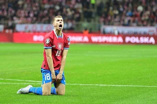 Byl jsem připravený vyběhnout nahoru na stadion a slavit, mrzela Douděru dalekonosná rána