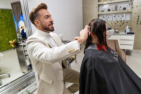 Ani devět operací nohou ho nezastavilo. Tomáš Arsov patří mezi kadeřnické hvězdy
