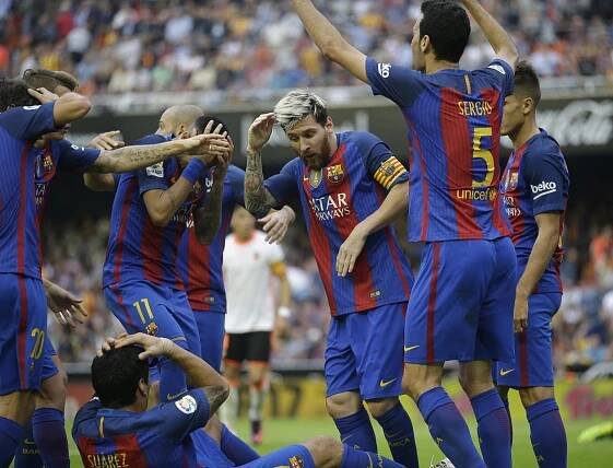 Futbalisti FC Barcelona triumfovali vo Valencii 3:2 a priebežne sa dostali...