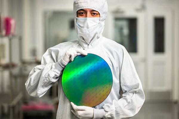 Five Things Tech: Quantum, VC Thinking, Boring Technology, 1990s, Airplane WIFI