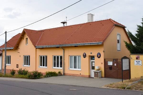 Soubor:Těšetice(okresZN)-obecní-úřad-a-mateřská-škola2017.jpg – Wikipedie