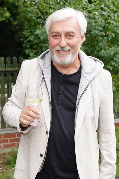 FOTO: Moderátor Jan Rosák si dopřál sklenku vína. – stránka 13