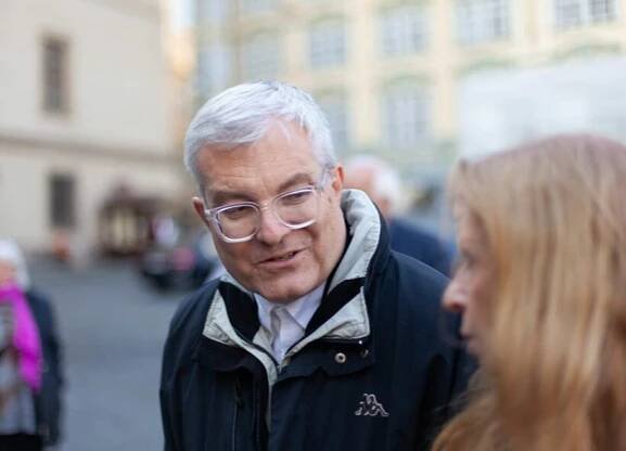 Předseda zastupitelů SPD Milan Urban vystupuje vehementně proti prodejům pozemků Prahy na stanici metra B Invalidovna. Získat je má developer Trigema, který zde hodlá postavit stovky bytů, kanceláří a obchodů. Podle Urbana, který je v civilním zaměstnání urbanista Praha obchází vlastní "zelená" pravidla.   