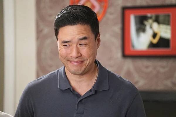Huangovi v Americe - The Gloves Are Off - Z filmu - Randall Park