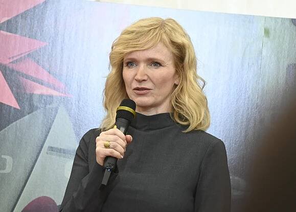 Anna Geislerová hvězdou nového seriálu: Štíhlou figuru na tiskovce ukryla pod model až ke krku, i tak upoutala pozornost